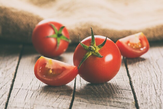 Pomodori sul vecchio tavolo di legno