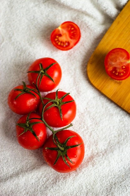 pomodori tagliati su una tavola