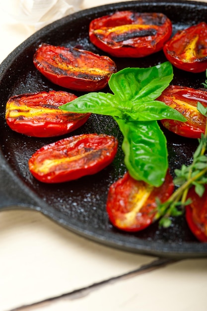 Pomodorini al forno con basilico e timo