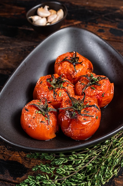 Pomodorini arrosto al forno con timo e aglio in un piatto