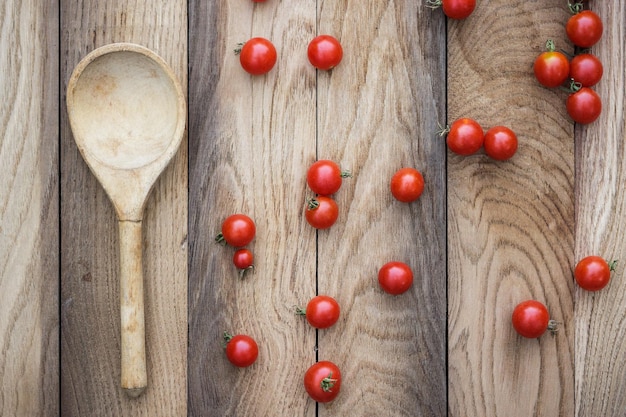 Pomodorini e cucchiaio di legno