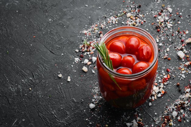 Pomodorini in salamoia in un barattolo di vetro Scorte alimentari Vista dall'alto