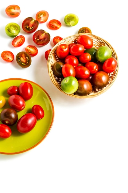 Pomodorini multicolori raccolti dall'orto biologico.