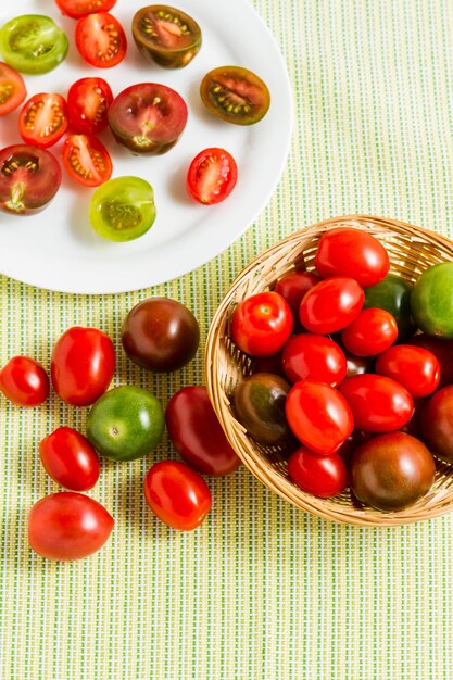 Pomodorini multicolori raccolti dall'orto biologico.