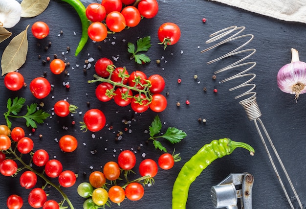 Pomodorini rossi maturi, peperoncino e spezie