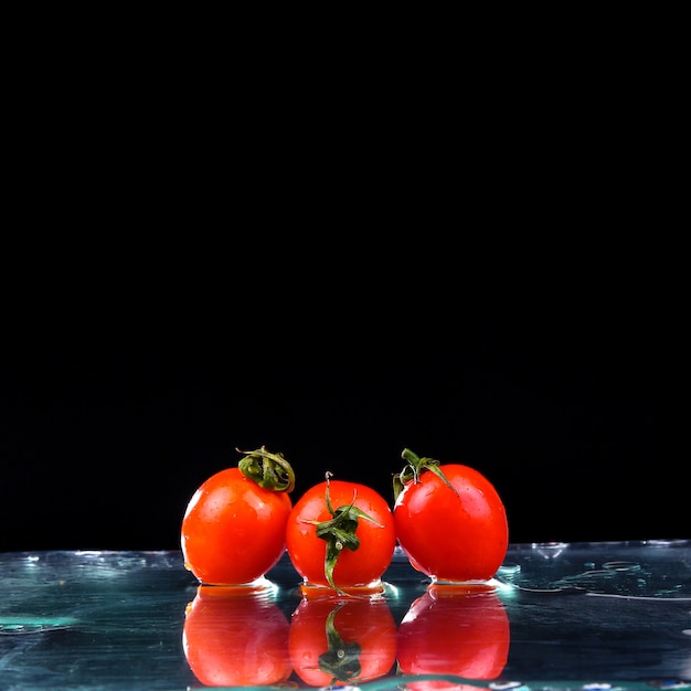 Pomodorini su fondo scuro