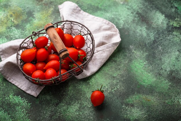 Pomodorini su sfondo verde