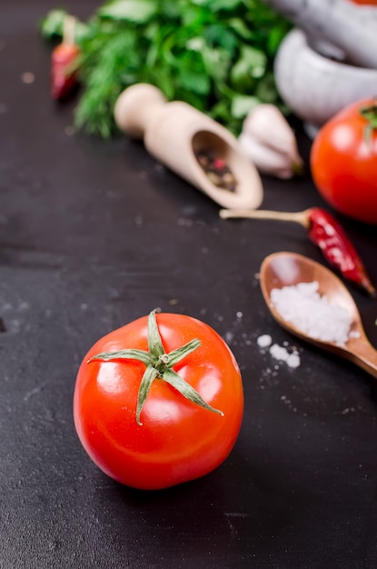 Pomodorini su un ramo, olio, prezzemolo e spezie