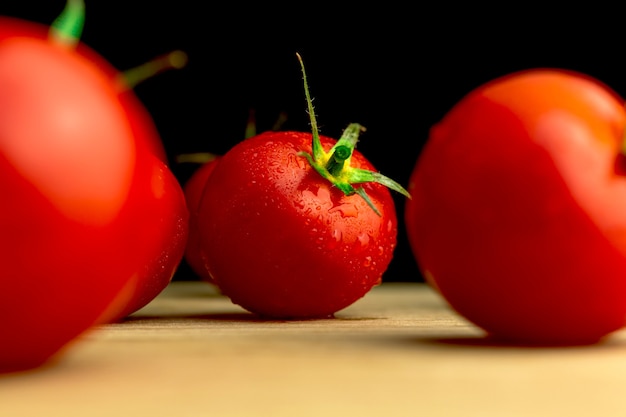 Pomodorini su un tagliere di legno, vista ravvicinata del pomodoro