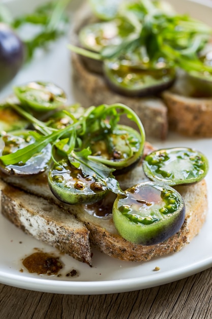 Pomodorini Verdi e Rucola su Pane Francese alle Erbe