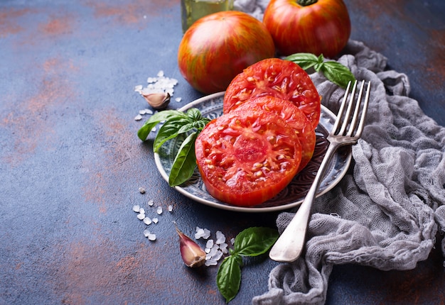 Pomodoro a fette su sfondo blu arrugginito