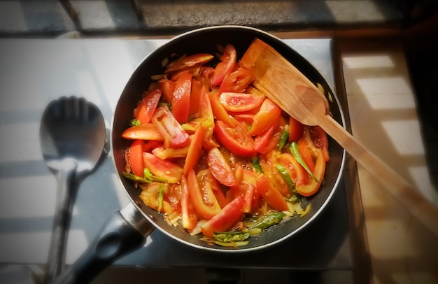 Pomodoro al curry o chutney Una ricetta Masala calda e speziata vegetariana indiana o del Bangladesh