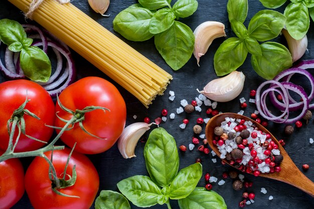 Pomodoro Basil Aglio e spezie su un tavolo di pietra