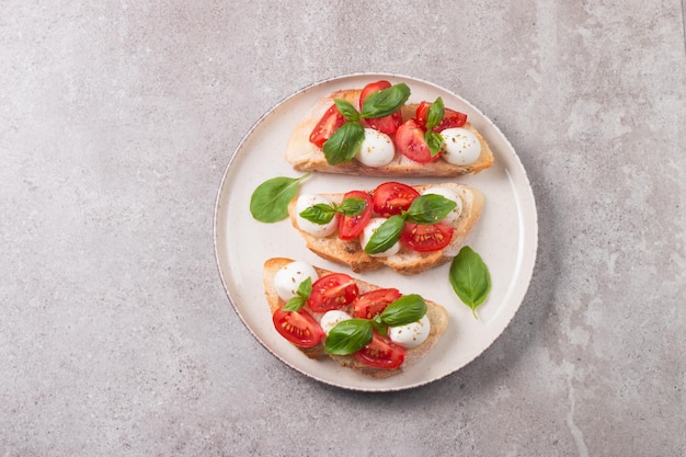 Pomodoro basilico e mozzarella bruschetta caprese appena fatta Antipasti di tapas italiani