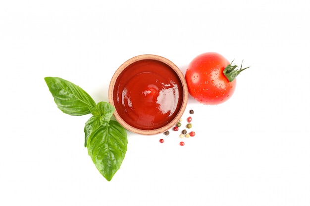 Pomodoro ciliegia fresco con basilico, souce e spezie isolati su spazio bianco, vista superiore. Verdure mature