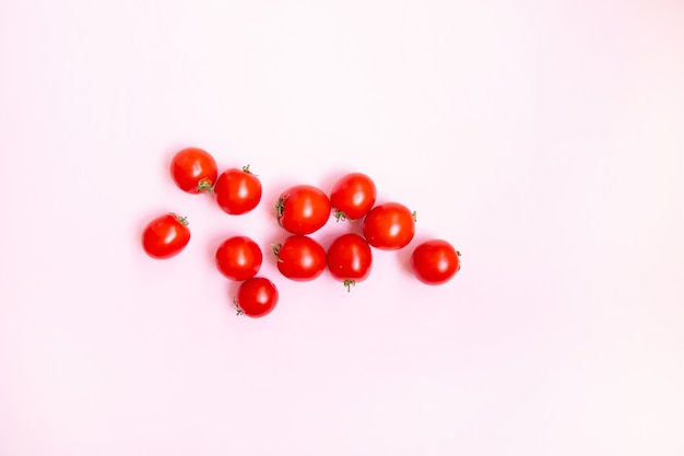 Pomodoro ciliegia fresco su fondo rosa delicato della st