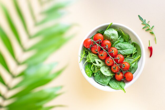 Pomodoro ciliegia insalata verde foglie fresche mix verdi spinaci rucola lattuga ingrediente cibo sano