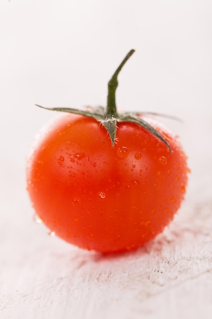 Pomodoro ciliegino con gocce d'acqua