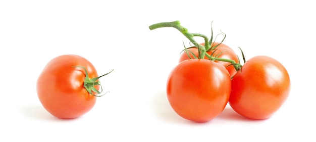 Pomodoro ciliegino fresco su sfondo bianco