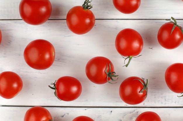 Pomodoro ciliegino rosso su un tavolo bianco Sfondo o texture con pomodori