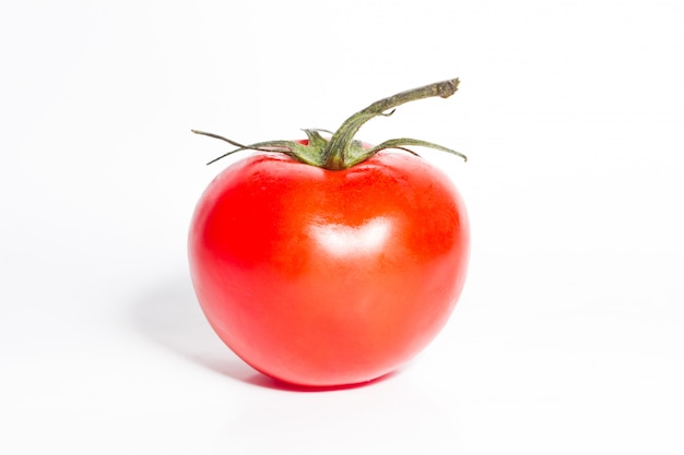 Pomodoro con ramoscello verde su sfondo bianco, close-up