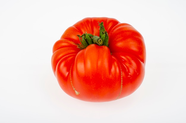 Pomodoro di manzo rosso maturo singolo isolato su sfondo bianco.