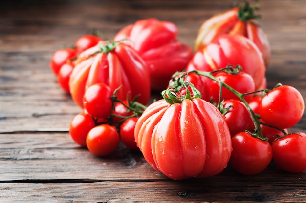 Pomodoro dolce fresco sulla tavola di legno