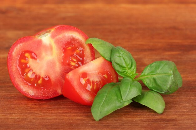 Pomodoro e basilico su fondo di legno