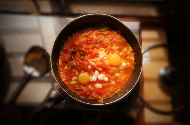 Pomodoro e uova al curry un alimento tradizionale e gustoso in Bangladesh Ricetta al curry con pomodoro all'uovo in stile indiano