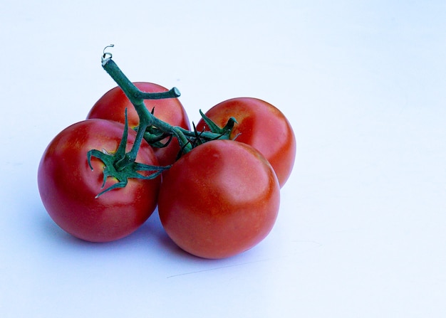 Pomodoro fresco isolato su sfondo bianco.