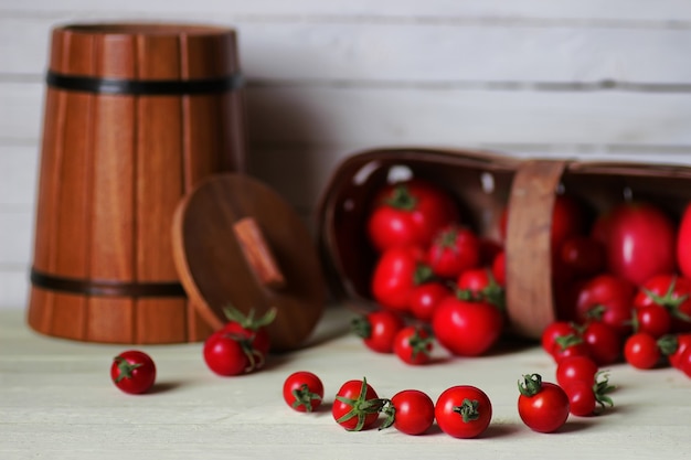 Pomodoro fresco per ketchup su fondo di legno