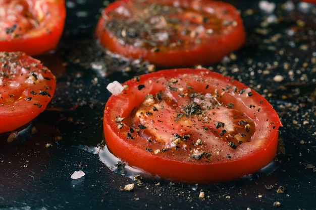 Pomodoro fresco sul tavolo nero