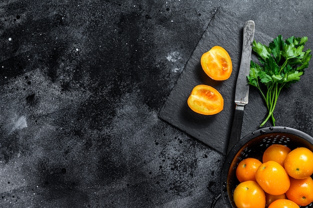 Pomodoro giallo fresco tagliato a metà