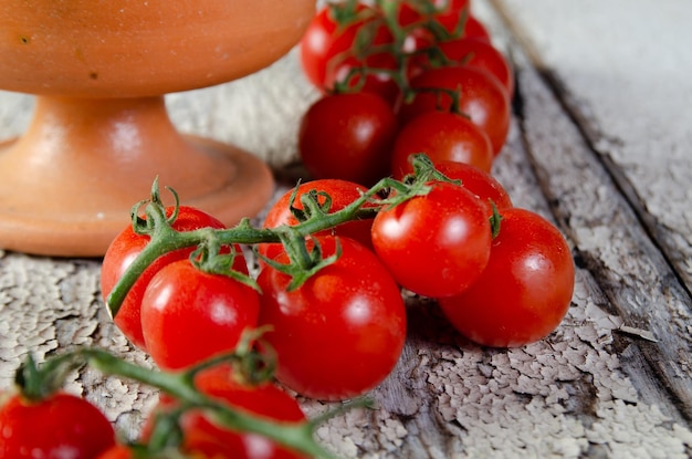 Pomodoro in disposizione casuale su legno con patina rustica