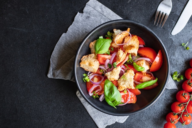 Pomodoro insalata di verdure panzanella veggie crostini olio d'oliva fette biscottate vegan vegetarian food