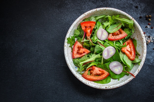 pomodoro insalata, mescolare foglie, cipolle e altro