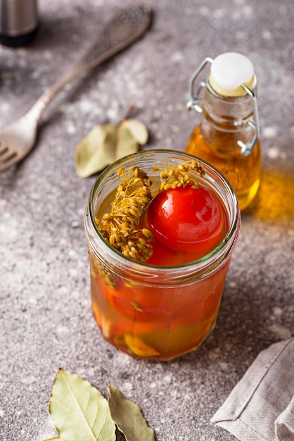 Pomodoro marinato fatto in casa con spezie