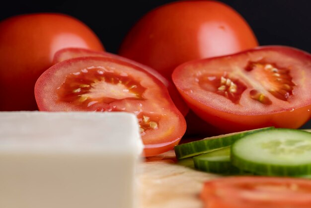 Pomodoro maturo rosso affettato su una tavola