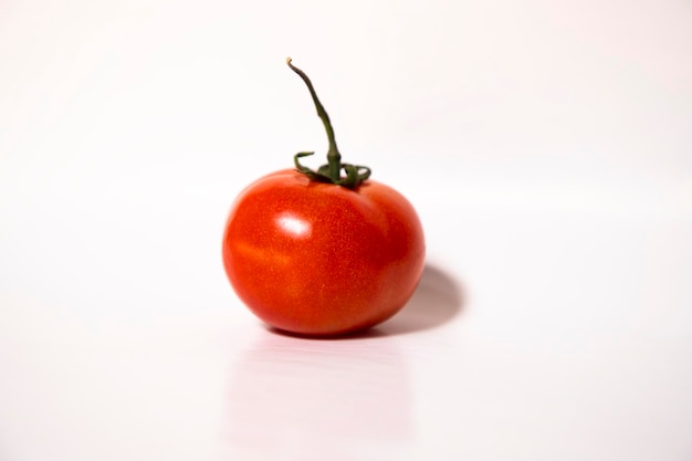 Pomodoro maturo rosso fresco isolato su sfondo Insalata di verdure sana organica cruda naturale