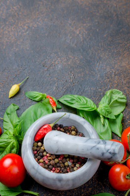 Pomodoro, peperoncino, basilico e peper spezie