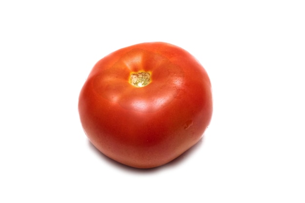 Pomodoro rosso con gocce d'acqua vicino isolato