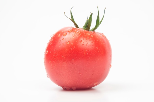 Pomodoro rosso crudo su sfondo bianco