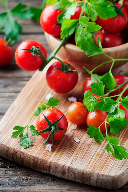 Pomodoro rosso fresco con prezzemolo verde