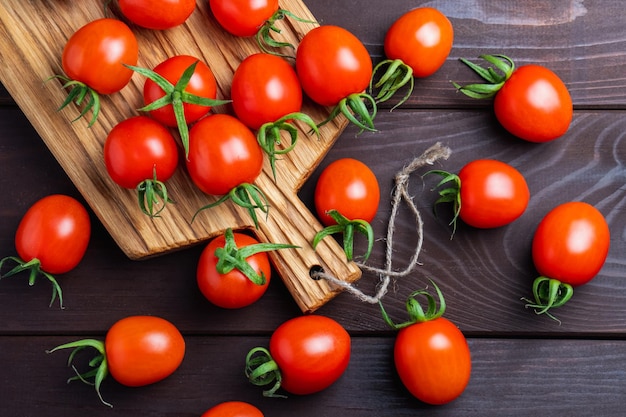 Pomodoro rosso in ciotola di vetro su tavola di legno Cibo sano biologico Ingredienti di cotturaPomodoro sulla scrivania