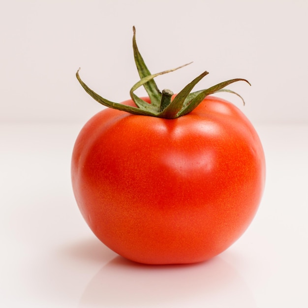 Pomodoro rosso maturo su sfondo bianco