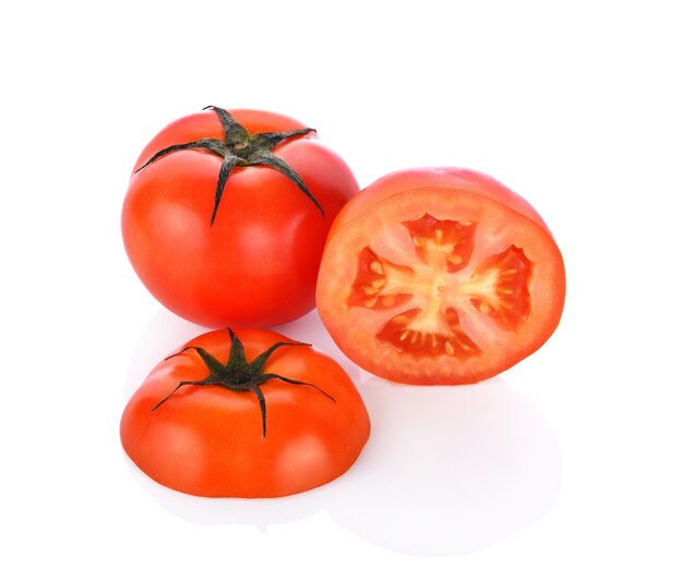 Pomodoro rosso su sfondo bianco