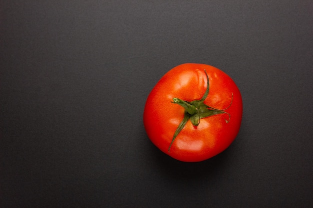 Pomodoro rosso su sfondo nero