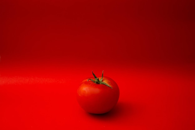 Pomodoro rosso su sfondo rosso