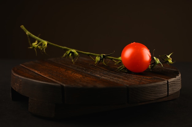 Pomodoro rosso sul tavolo di legno