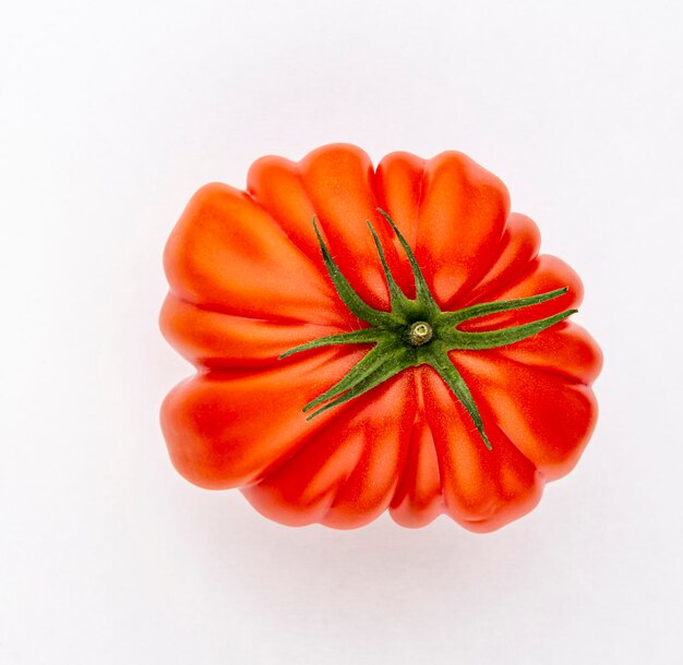 Pomodoro sul colore di sfondo.